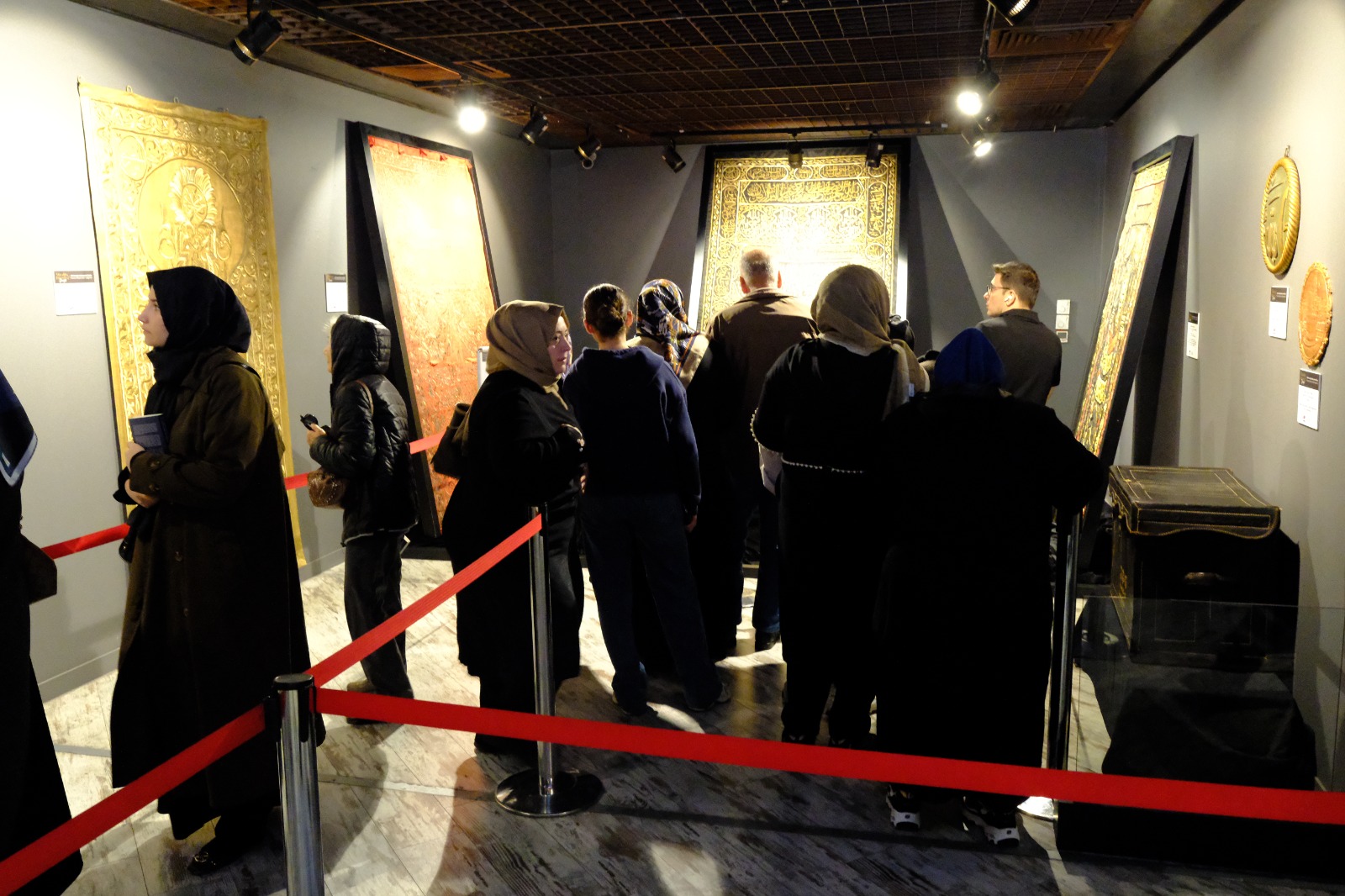 Mukaddes Emanetler Sergisi Kadir Gecesi’nde Sahura Kadar Ziyaret Edildi