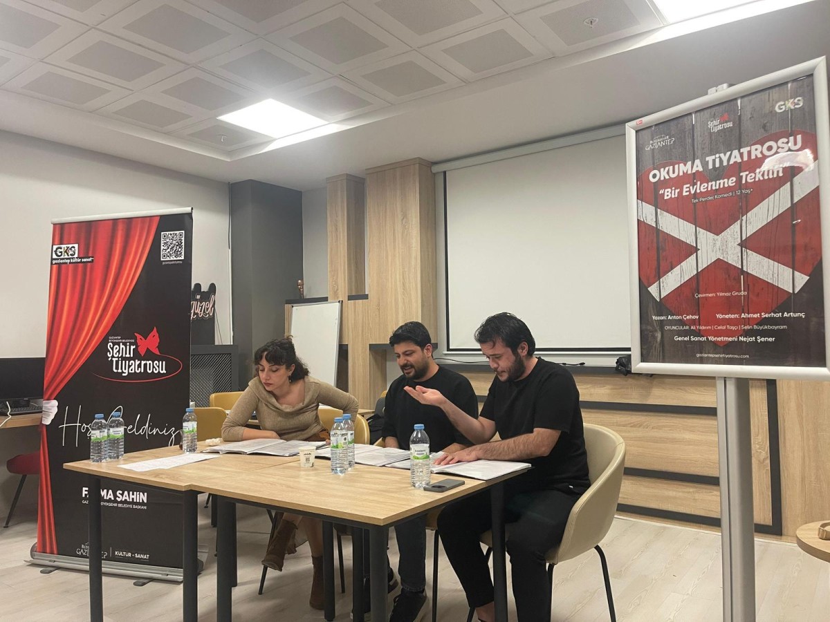 Okuma Tiyatrosu Bir Evlenme Teklifi'ni Gaziantep Üniversitesi Şahinbey Kız Öğrenci Yurdunda sahneledik.
